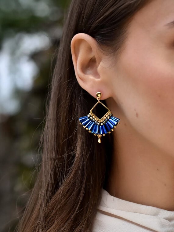 Boucles d'oreilles éventail cana bleu - Bijoux fantaisie faits main portés par une femme