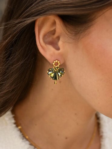 Boucles d'oreilles éventail Chapin vert portées par une femme - zoom sur la petite boucle.