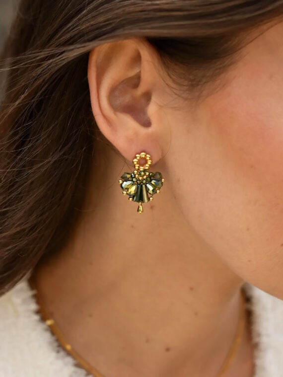 Boucles d'oreilles éventail Chapin vert portées par une femme - zoom sur la petite boucle.