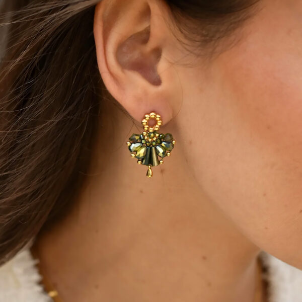 Boucles d'oreilles éventail Chapin vert portées par une femme - zoom sur la petite boucle.