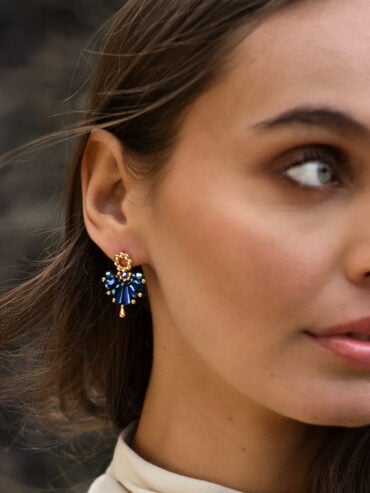 Boucles d'oreilles éventail Chapin bleu portées par une femme - zoom sur la petite boucle.