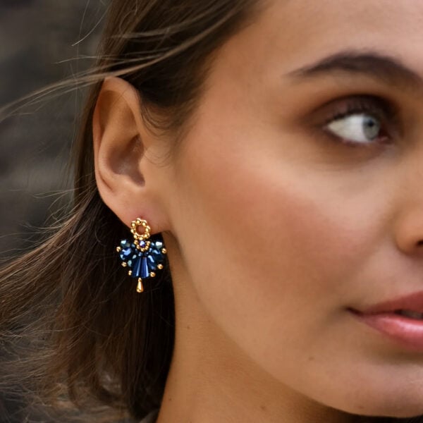 Boucles d'oreilles éventail Chapin bleu portées par une femme - zoom sur la petite boucle.