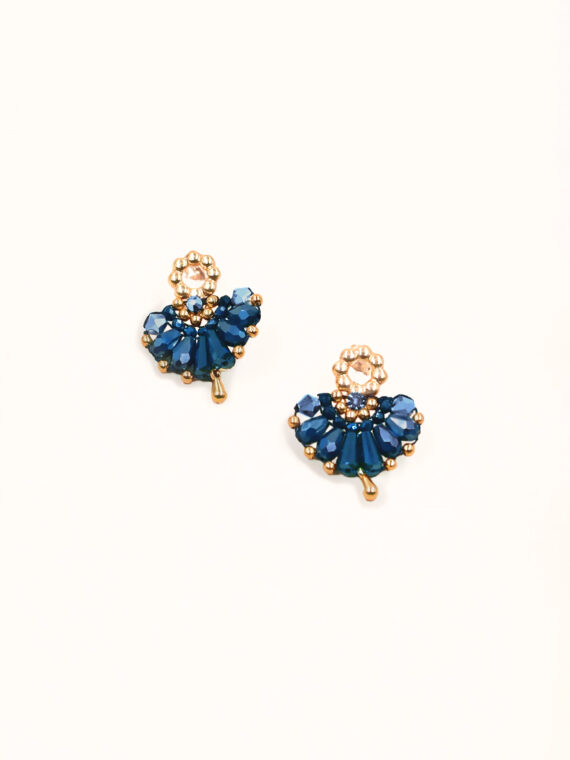 Boucles d'oreilles éventail Chapin bleu portées par unefemme - zoom sur la petite boucle.