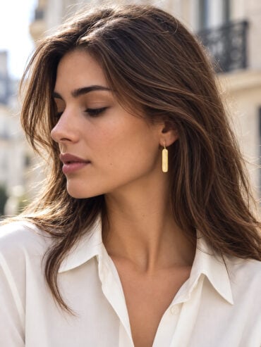 Boucles d'oreilles pendantes Sun, portées par une femme