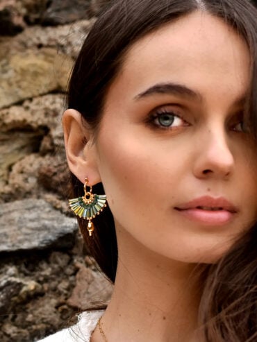Boucles éventail pitaya vert portées par une femme