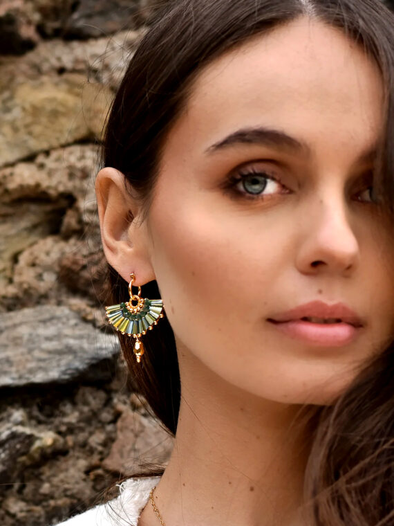 Boucles éventail pitaya vert portées par une femme