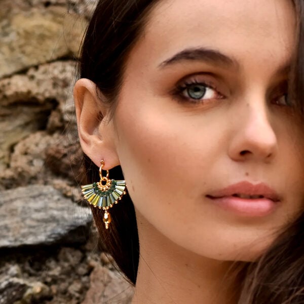 Boucles éventail pitaya vert portées par une femme