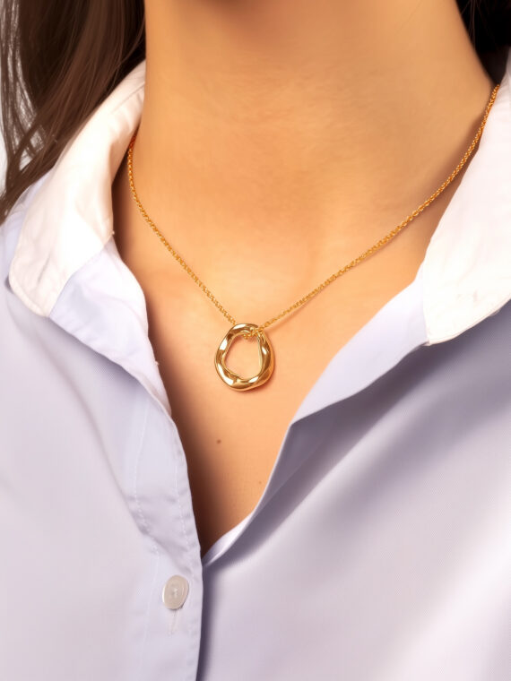 Collier ondes plaqué or porté par une femme - cercle ondulé