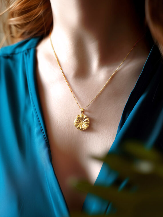 Collier fleur Lotus en plaqué or. Bijou de haute fantaisie floral, porté par une femme.