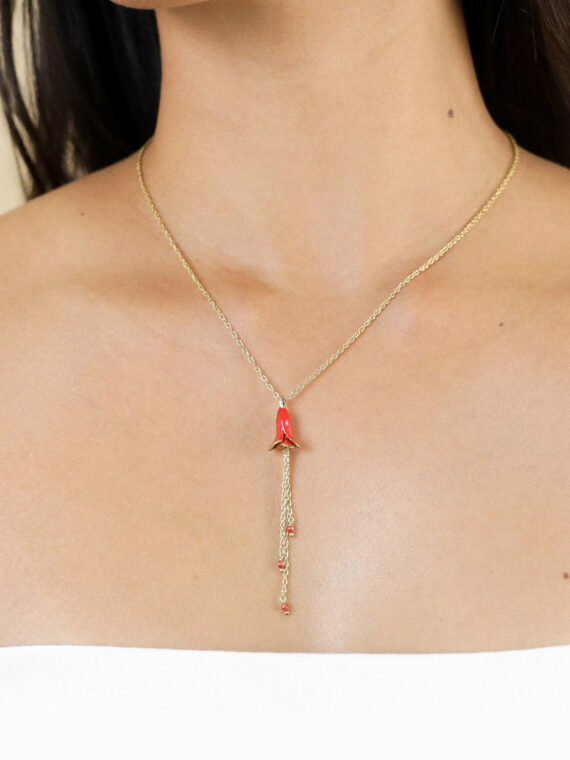 Collier fleur tulipe grenade, porté par une femme