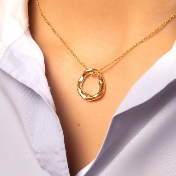 Collier ondes plaqué or porté par une femme - cercle ondulé