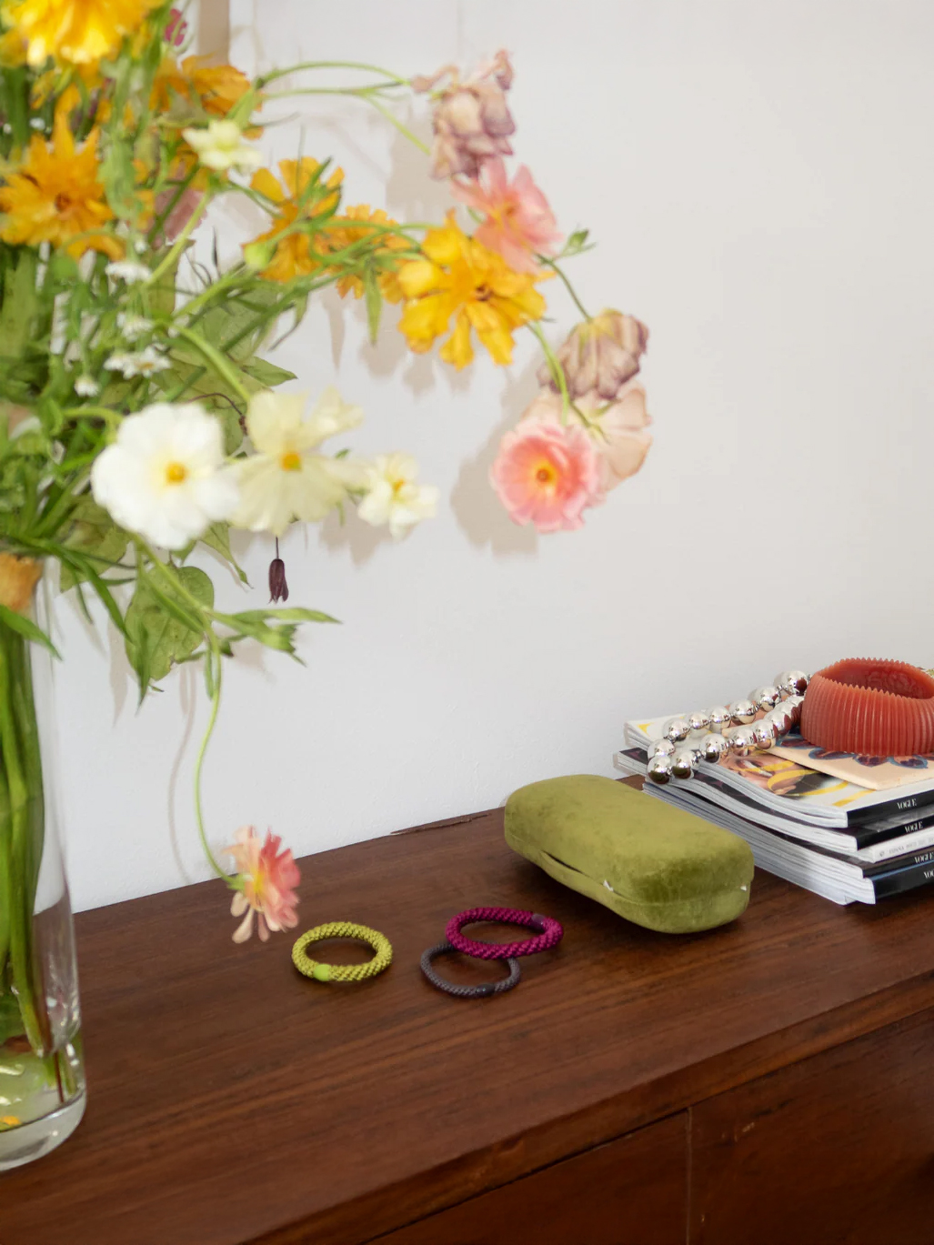 Elastique bracelet Kknekki Bordeaux Grenat 3 Kknekki et bouquet de fleur