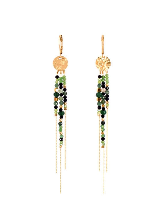 Boucles d'oreilles pendantes élégantes vertes avec pampilles martelée dorée.