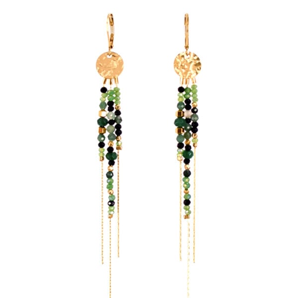 Boucles d'oreilles pendantes élégantes vertes avec pampilles martelée dorée.