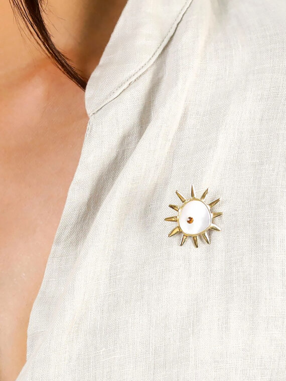 pin's soleil nacre blanche Nora porté par une femme - zoom