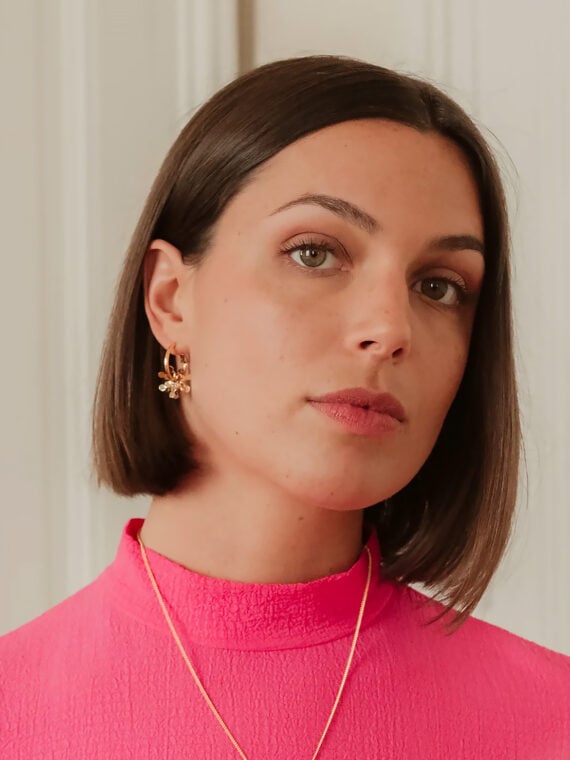 boucles d'oreilles créoles dorées venus - bijoux français portés par une femme