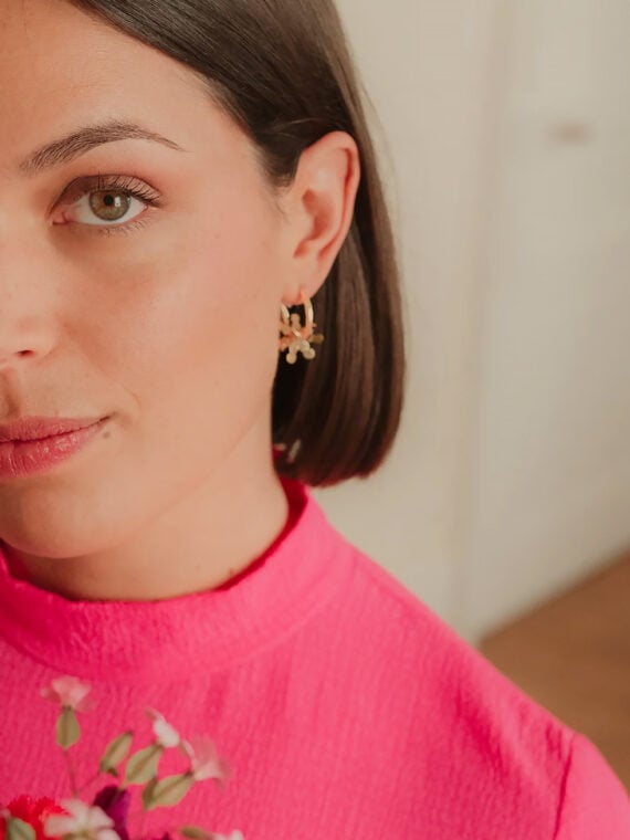boucles d'oreilles créoles dorées venus - bijoux français portés par une femme