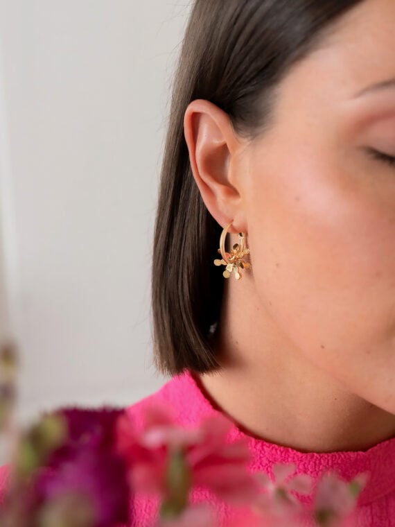 boucles d'oreilles créoles dorées venus - bijoux français portés par une femme