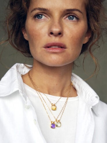 Collier pierre naturelle Lise - bijou porté par une femme - chaîne en plaqué or