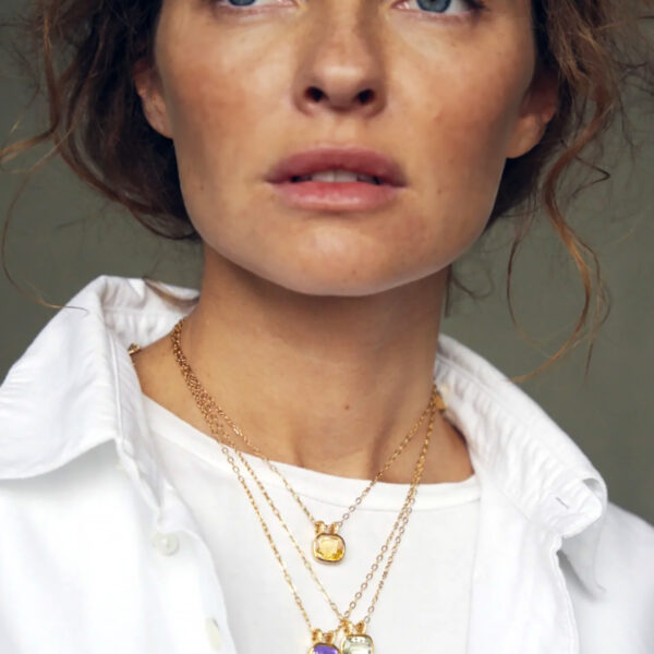 Collier pierre naturelle Lise - bijou porté par une femme - chaîne en plaqué or