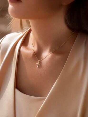 Collier croix plaque or - modèle Allegra porté par une femme - Croix billes et brillants