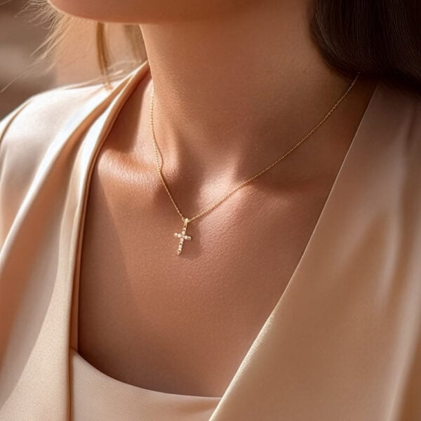 Collier croix plaque or - modèle Allegra porté par une femme - Croix billes et brillants