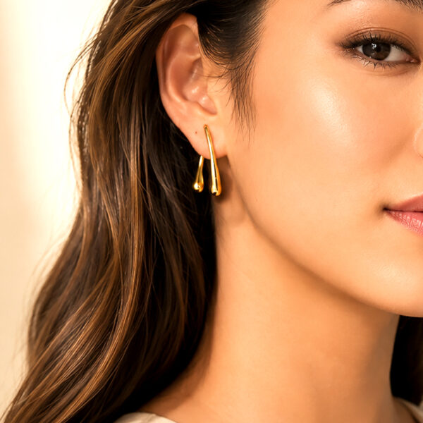 Boucles d'oreilles dorées symbiose femme - zoom