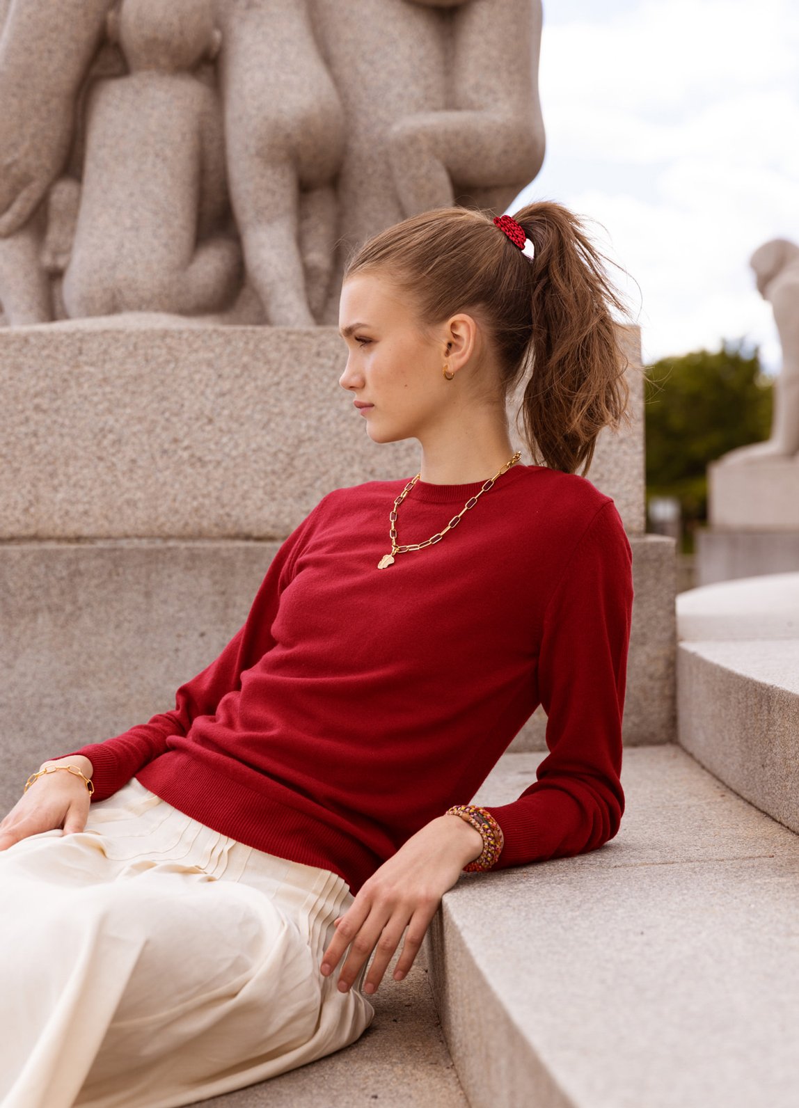 Elastique bracelet Kknekki Rouge Stockholm 2 femme portant un élastique KKNEKKI rouge - Modèle Rouge Stockholm