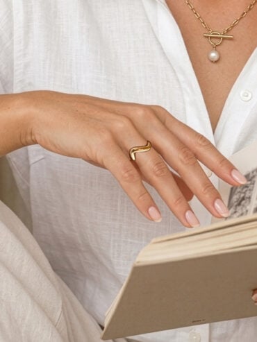 Bijoux fantaisie de créateurs 32 Bague vague plaqué or UHAINA chez poissonplume bijoux - femme zoom doigt et bague