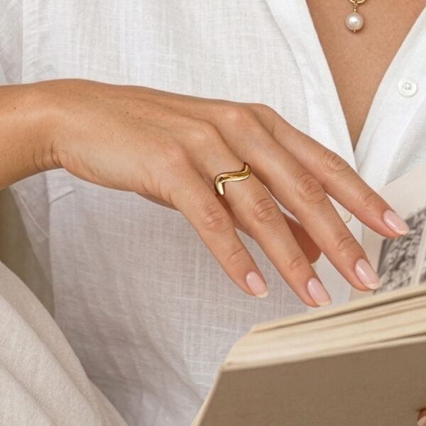 Bague vague plaqué or UHAINA chez poissonplume bijoux - femme zoom doigt et bague