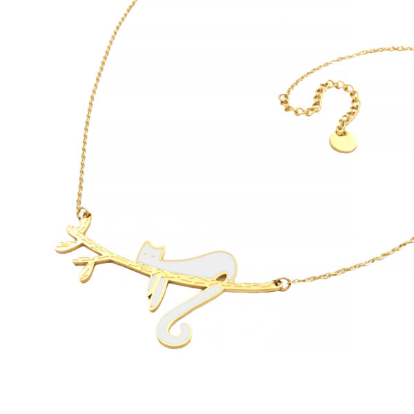 Collier doré chat blanc. Bijou en acier doré et résine noire.