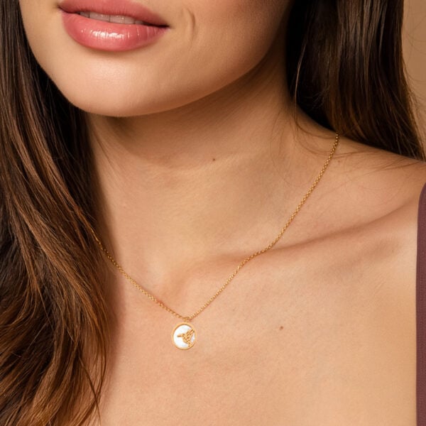 Collier Médaille oiseau colibri : il s'agit d'un bijou fin acier doré et nacre. Motif oiseau.