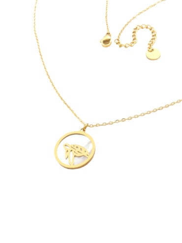 Collier fMédaille tortue : un bijou en acier doré et nacre. Motif animal tortue.