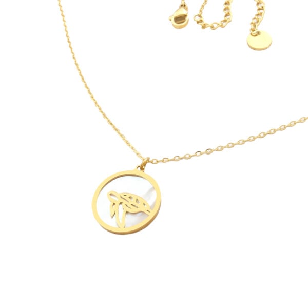 Collier fMédaille tortue : un bijou en acier doré et nacre. Motif animal tortue.