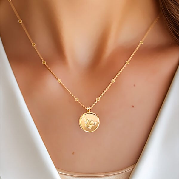Collier médaille abeille mélina femma