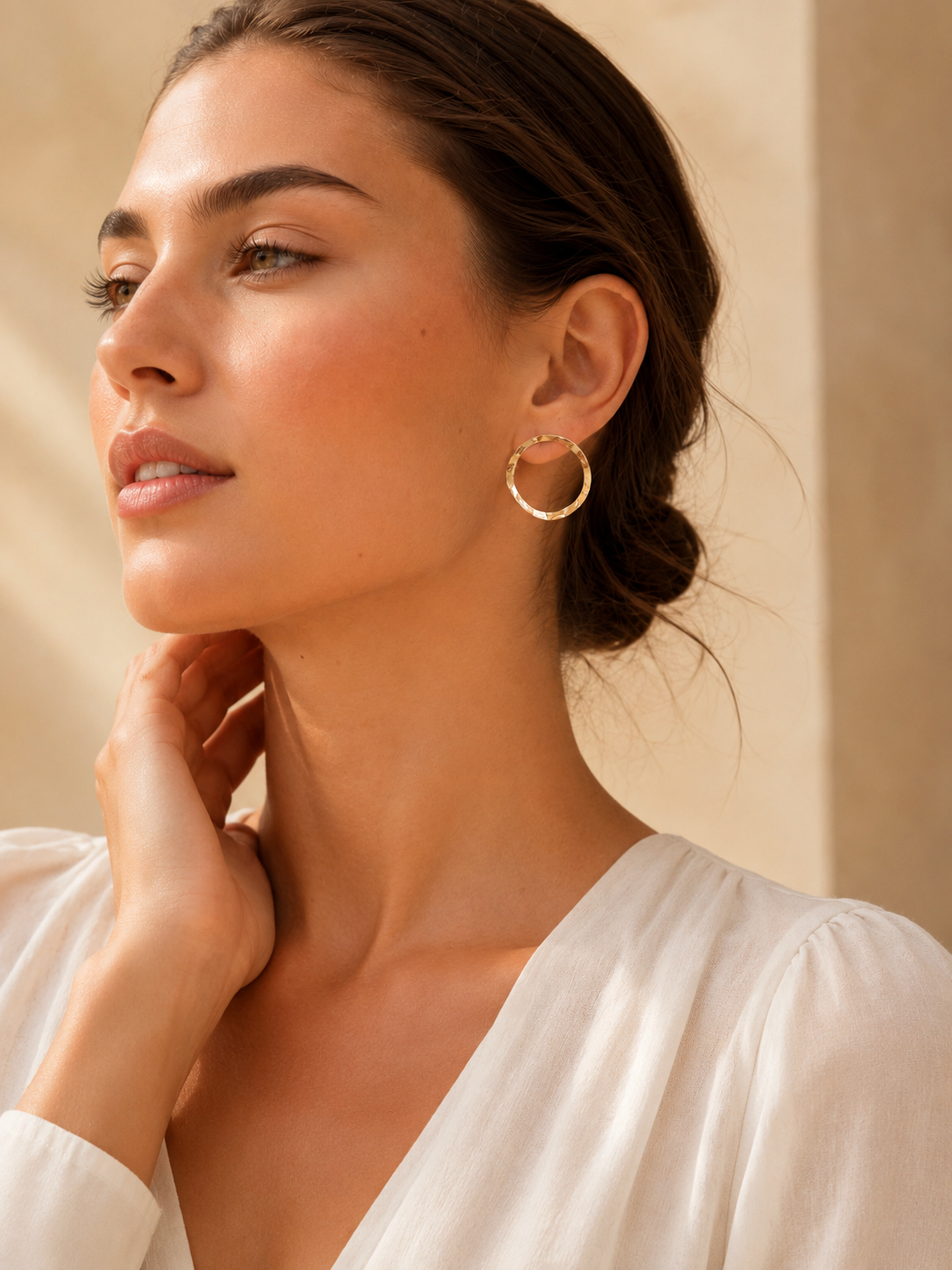 Boucles d'oreilles cercles ondulés Sam 2 Boucles cercles ondulés dorés sur femme en été