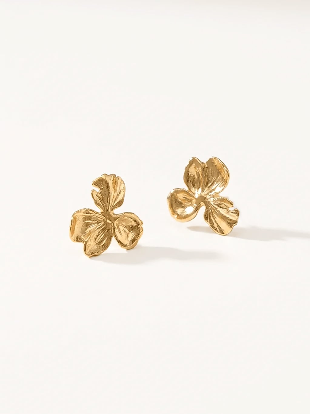 Puces d'oreilles fleurs Nemesis Small 1 Boucles d'oreilles nemesis small - petites fleurs dorées