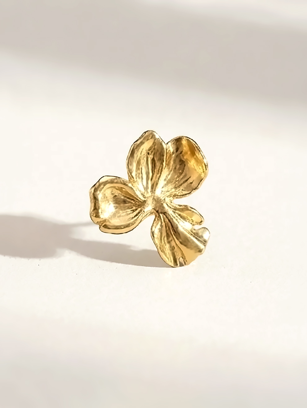 Puces d'oreilles fleurs Nemesis Small 4 Boucles d'oreilles nemesis small - petites fleurs dorées - zoom sur une boucle d'oreille