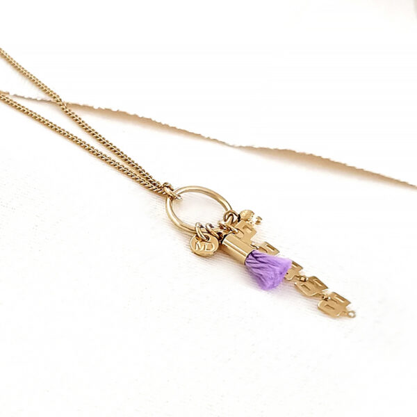 Collier gri-gri folk lilas - collier doré et pompon lilas