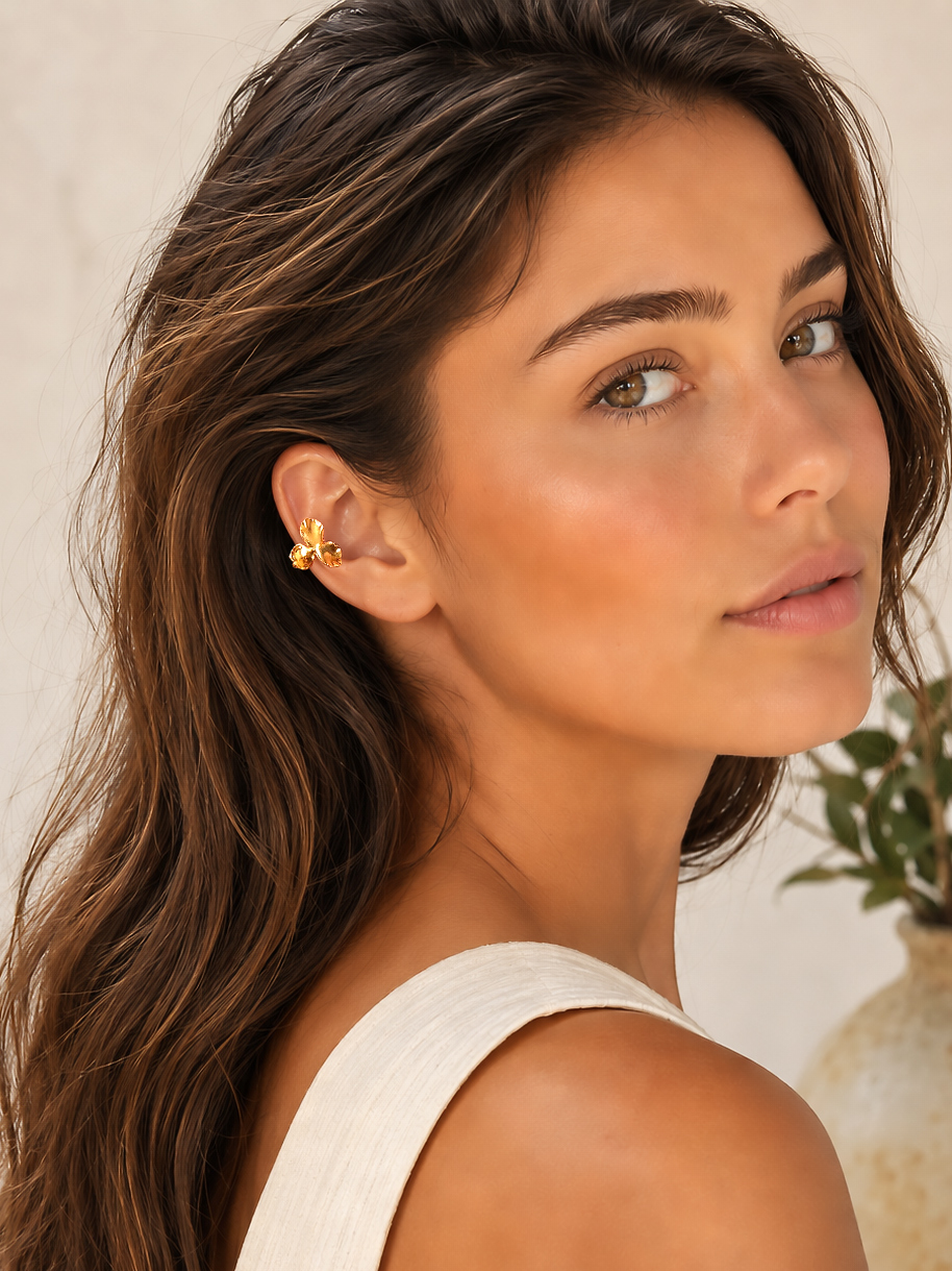 Bague d'oreille Flora 3 Bague d'oreille flora - bijou fleur dorée porté par une femme