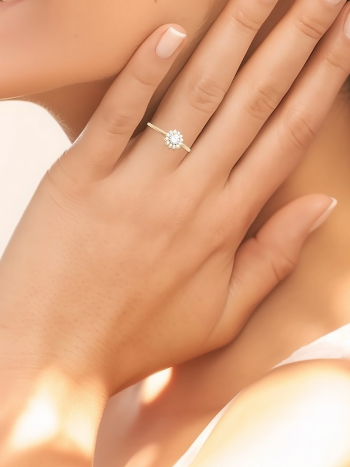 Bague Fleur plaqué or Bloom 2 Bague fleur plaqué or BLOOM - main de femme - zoom