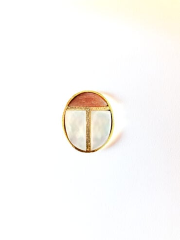 Bague scarabée nacre blanche et pierre de lune pêche