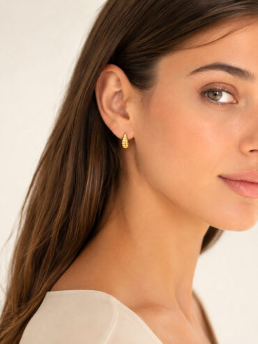 Boucles d'oreilles gouttes pauline en plaqué or portées par une femme - boucles gouttes