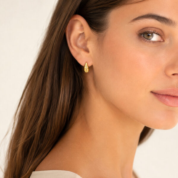 Boucles d'oreilles gouttes pauline en plaqué or portées par une femme - boucles gouttes