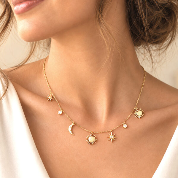 Collier elinor femme zoom - collier en plaqué or avec des pendentifs lune étoile et soleil