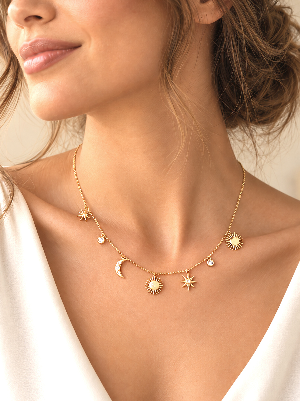 Collier Constellation Elinor 1 Collier elinor femme zoom - collier en plaqué or avec des pendentifs lune étoile et soleil
