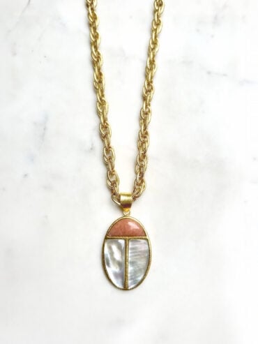 sautoir scarabée nacre et pierre de lune pêche