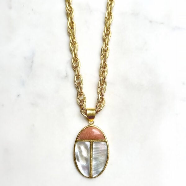 sautoir scarabée nacre et pierre de lune pêche