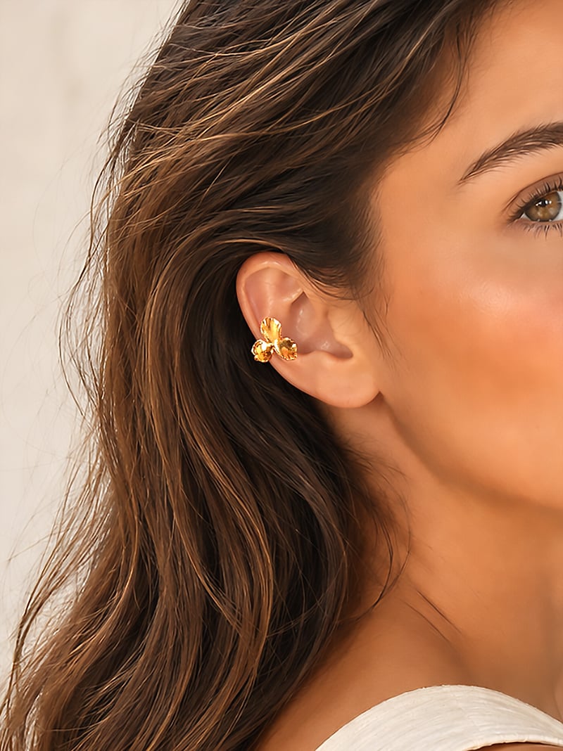 Bague d'oreille Flora 1 Bague d'oreille flora - bijou fleur dorée porté par une femme - zoom