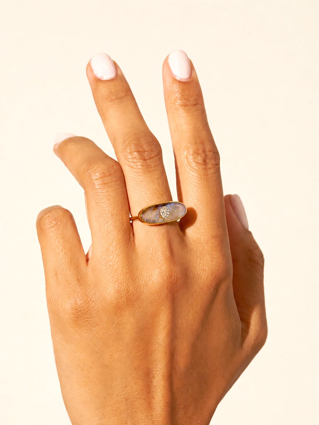 Bague Izy 2 Labradorite 1 Bague izy2 labradorite main femme